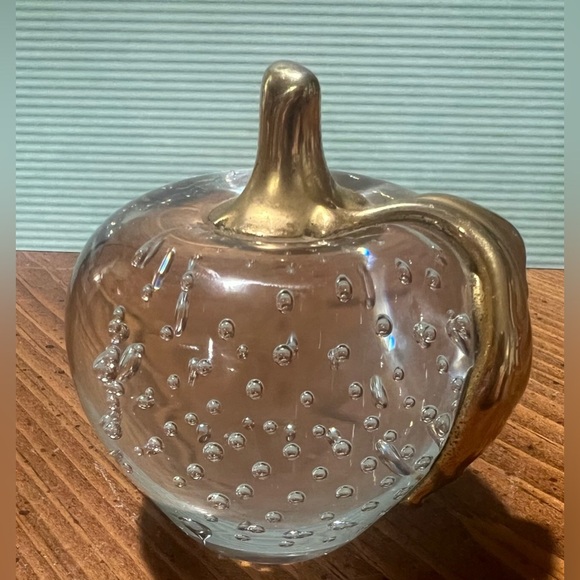 VTG Crystal Clear Glass Apple w/ Brass Metal Leaf Paperweight Controlled Bubbles - Picture 11 of 13